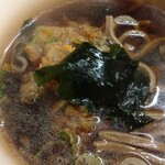 一〇そば - 濃いお汁にワカメが合う
