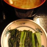 Ganso Yaki Tori Kushi Hacchin - 味噌汁と漬物