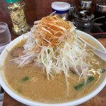 Kenchan Ramen - 全景です。ネキがホントにシャキシャキ。スープをかけてしんなりさせます。