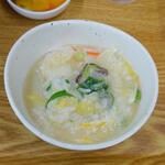 小さな食堂 ヒロ - 野菜雑炊を小皿に取り分けたあと (2022.12.20)