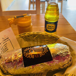 ROCK'N'ROLL BURRITO - アメリカン(メキシカン？)サイズのブリトー
                      大きくずっしり重い。
                      (Lサイズ960円)  まるでキャンプ用枕…
                      左上の容器はホットソース。見た目はオーロラソースだけれど結構ピリ辛です。