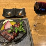 Dainamikku Kicchin Ando Ba- Hibiki - 「黒毛和牛ステーキ  山わさび醤油漬け・神楽南蛮味噌」と「赤ワイン」