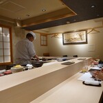 神楽坂 鮨 きもと - カウンターの様子