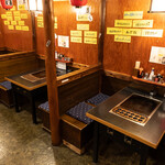 和助 - テーブル席にはタコ焼き機があります。