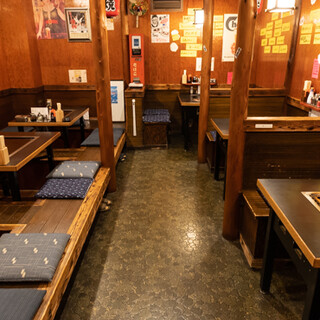 居心地のいい店内◆各席の鉄板には”たこ焼きプレート”を完備