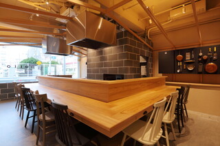 自家製ミートソース potto - 温かな照明のシンプルでおしゃれな店内☆