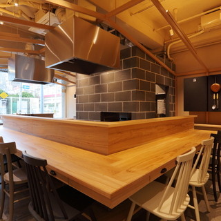 ウッド調のオシャレなカウンター席で【おひとり様も安心】