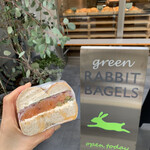 green RABBIT BAGELS - スモークサーモンとクリームチーズ