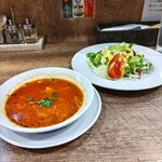 Tosu Kana - トマトのスープとミニサラダ。トマトのスープはガーリックとブラックペッパーがアクセントで、ミニサラダはマスタードドレッシングが美味しいです。