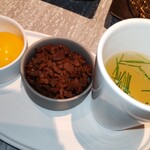 WAGYU YAKINIKU IBUSANA - お食事のお供。左から、有精卵、いぶさな牛のそぼろ、伝助穴子の頭や骨で取ったおすまし汁