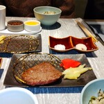 WAGYU YAKINIKU IBUSANA - 本日のいぶさな牛特選部位２種　(お食事と合わせていただきます)　塩谷さん曰く「焼肉定食」