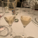 ル・マノアール・ダスティン - デザートに合わせ、残ったシャンパンを注いでくれます。程よく残り香を残したやつと、冷えたやつ、飲み比べです。