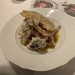 ル・マノアール・ダスティン - 野菜やら内臓やらベニエがうず高く積まれ、下に魚が隠れてます。