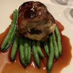 ル・マノアール・ダスティン - 外側はコラーゲンたっぷり　中に　地鶏のムースとモリーユ茸が詰まってます。　