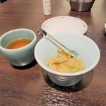 Fukushin rou - 最初に、中国茶と搾菜（ザーサイ）が配膳されました。この搾菜が上品なお味で、いい箸休めになりました。