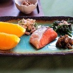 Raverudora - 朝食　鮭、フルーツetc