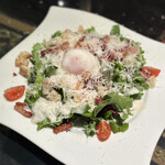 新宿イタリアン カルボナード - チーズ擦りたてシーザーサラダ