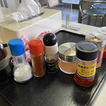 富士見うどん - 調味料
      2022/12/20
      温かけ2玉 （290円+120円） 410円
      てんぷら 野菜かき揚げ 120円
      てんぷら イカ下足 120円