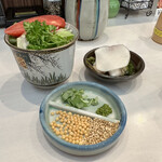 とん唐てん - 白い親子丼かまくらのサラダ等