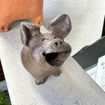 とん唐てん - お店前の豚さん