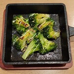 旭肉店 - ブロッコリー鉄板焼