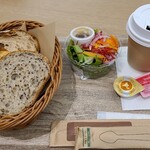 ANDERSEN Cafe - 朝のパンアソートセット(税込660円)
                        パン3種(胡麻パン、レーズンブレッド、カンパーニュ)、グリーンサラダ、ドリンク、バター&ストロベリージャム付