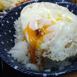オーモリラーメン - 黄身を潰して醤油をたらしてガツガツと