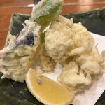 上野 味喜庵 - 白子の天ぷら９５０円。大ぶりに分けられた白子が４切れも乗り、リーズナブルでもあります。トロリとした白子は熱で活性化され、旨味たっぷりです（╹◡╹）（╹◡╹）