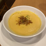 GUSTO - フライドオニオンがのったコーンポタージュ。コーンポタージュにはクルトンの方が合うと思うが、スープは濃厚でガストにしては美味い。