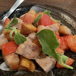 Gima Gima - 豚ロースとポテト.トマトの塩炒め790円　豚ロースにしっかり塩の味付けをしてあって、トマトと一緒に食べてさっぱり‼︎