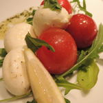 ワカヌイ グリル ダイニング トーキョー - トマトのカプレーゼ。