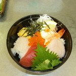 水無月 - 料理写真:ランチのオススメ海鮮丼。写真は特上。９種類のネタが乗ってジャスト１０００円！特製の出汁醤油でお召し上がり下さい。