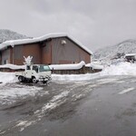 おかめ - 駐車場には除雪した雪山が出来てるねえ（笑）