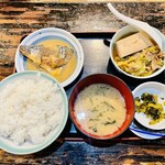 村役場 - 3分程で程度、なかなかのボリューム。塩味が効いたお味噌汁はワカメと豆腐が入っている。高菜の下にある味付け海苔が嬉しい。さばみそは小骨無し。