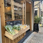 Dochaku - 店頭で契約農家直送の有機野菜販売もしています