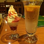 びっくりドンキー - アイスカフェオレといちごソフト