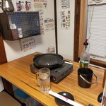 Hokkaidou Izakaya Kita No Daichi - テーブルの真ん中にジンギスカン鍋を設置して焼いていきます。