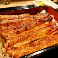 うなぎ 目白ぞろ芽 - 身はふんわりして柔らかい。タレはあっさりでうなぎの繊細な味わいが感じられます。