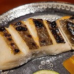 馳走 啐啄一十  - ②炭火焼き真名鰹(広島県倉橋産、2.5kg)、大根おろし&酢橘添え
      脂がのり旨みのある魚ですが、同時に独特な香りが出易く焼きはかなり難しいのですが完璧！
      序盤から切り札の魚が登場し凄みを感じます