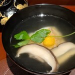 馳走 啐啄一十  - ⑤利尻昆布&血合い抜き鮪節の出汁のお椀
      お出汁は透明感がありながらも輪郭がはっきりしたキレのある味わい
      血合い入りだと後味が複雑を含むのですが、血合い抜きだと透明感のある旨みが特徴です