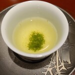 馳走 啐啄一十  - 飲み物①煎茶
      広島市安佐南の天然水(硬度8)を41℃のお湯で丁寧に淹れた煎茶
      上質なお茶だけにある微かな甘みを感じます
