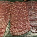 馳走 啐啄一十  - ⑭榊山牛生ハム
      馬上畜産のみで飼育している榊山牛の特徴は
      ❶32ヶ月以上の長期肥育(生体熟成)
      ❷自牧場での餌の配合
      ❸ストレスのない牛舎の整備
      生体熟成すると脂の融点が16.8℃になり口溶けが凄い