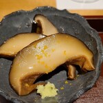 馳走 啐啄一十  - ⑱椚原木椎茸(岡山県美作産、ムサシ農園)
      出汁&醤油&本味醂で漬けて寝かした椚原本椎茸はしっかりとした味つけと旨みがあります
      お節の定番な一品です