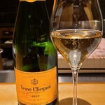馳走 啐啄一十  - お酒①ヴーヴ・クリコ・ブリュットNV(シャンパーニュ、フランス)
      葡萄品種:ピノ・ノワール、ピノ・ムニエ、シャルドネ(配合非公開)
