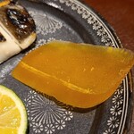 馳走 啐啄一十  - ③自家製唐墨(兵庫県坊勢産)
      鰡(ボラ)の卵を血抜きし冷やし込み後に塩〆脱水、その後に塩抜きして干したら日本酒漬け
      それから乾燥させて完成ですが約1ヶ月必要
      長崎県産に比べ坊勢産は甘みが強い気がします