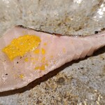 馳走 啐啄一十  - ⑬寒鰆(山口県岩国産、7kg、8日熟成)、和芥子載せ
      産卵期は春～初夏、旬は秋～冬、大きくなるほど旨みが深くなります
      炭火で炙り皮下の脂が更に旨みを増して味わいに奥行きがあります