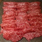 馳走 啐啄一十  - ⑯榊山牛(サーロイン)
      一般的な牧場は配合資料を使っていますが、榊山牛は自牧場での餌の配合を行っています。
      牛の身体を作るのは食べている餌なので、美味しさに拘ると餌に拘るしかないそうです。