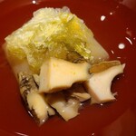 馳走 啐啄一十  - ①蒸し蝦夷鮑(北海道産)、大根(広島県広島産)、削り羅臼昆布(北海道産)、削り黄柚子皮振り、羅臼昆布の出汁のおでん仕立てのお椀
      蝦夷鮑も大根も削り羅臼昆布も美味しいのですが私にとっては豪華な脇役です