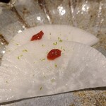 馳走 啐啄一十  - ⑨氷水〆大根、梅肉載せ(口直し)
      氷水で〆ただけなのにほんのりと甘さがあり、梅肉のアクセントと柚子皮の香りでサッパリします