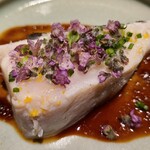 馳走 啐啄一十  - ⑮炭火焼き寒鰆(山口県岩国産、7kg、8日熟成)、濃口醤油&味噌&6種類の野菜(人参、玉葱等々)ソース掛け、紫蘇の花載せ
      皮のパリッとした食感と外から内への計算された火入れのグラデーションが素晴らしい